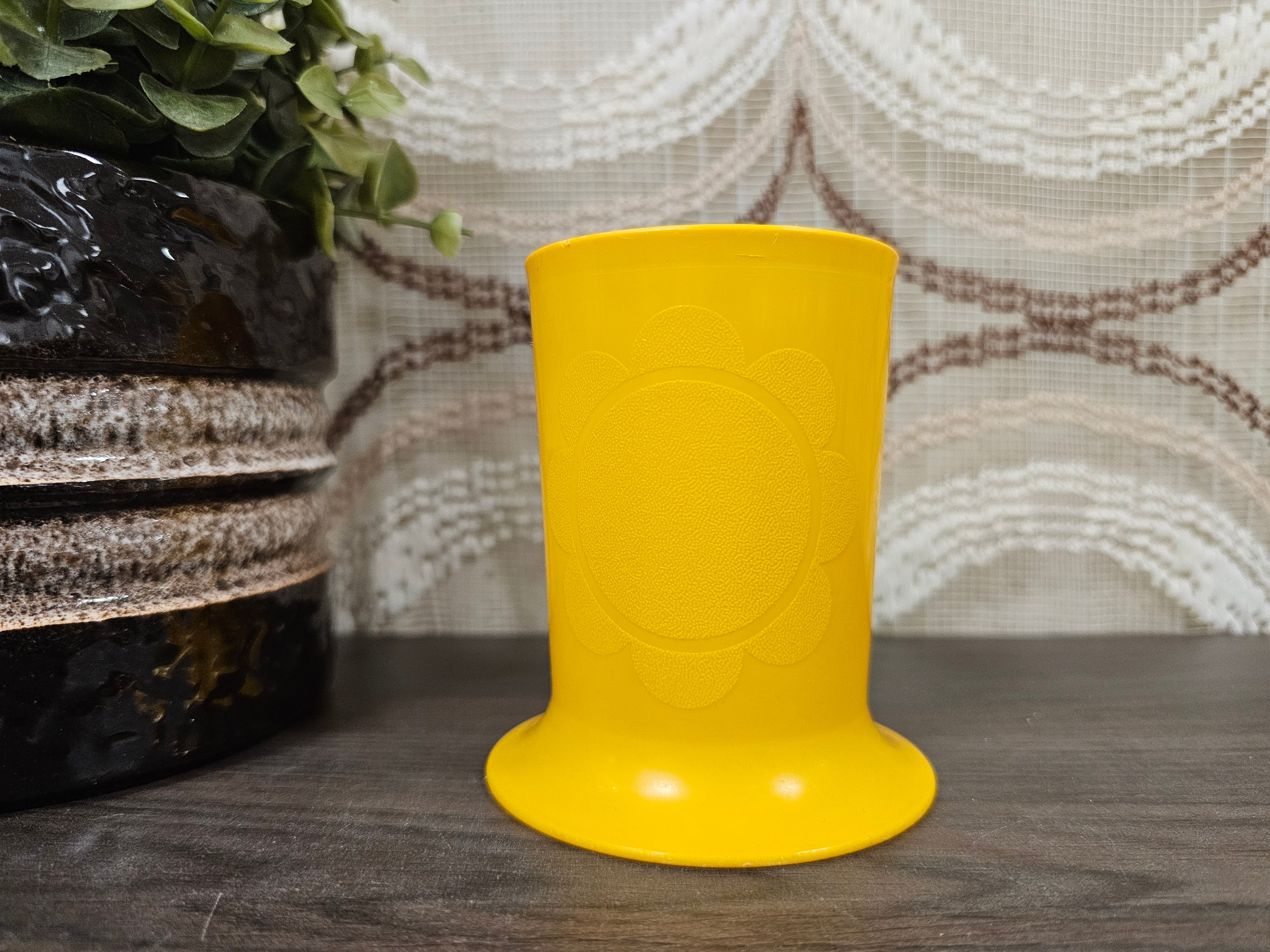 Lichtoranje vintage Tupperware peuterbeker van kunststof met bloemprint – zonder deksel