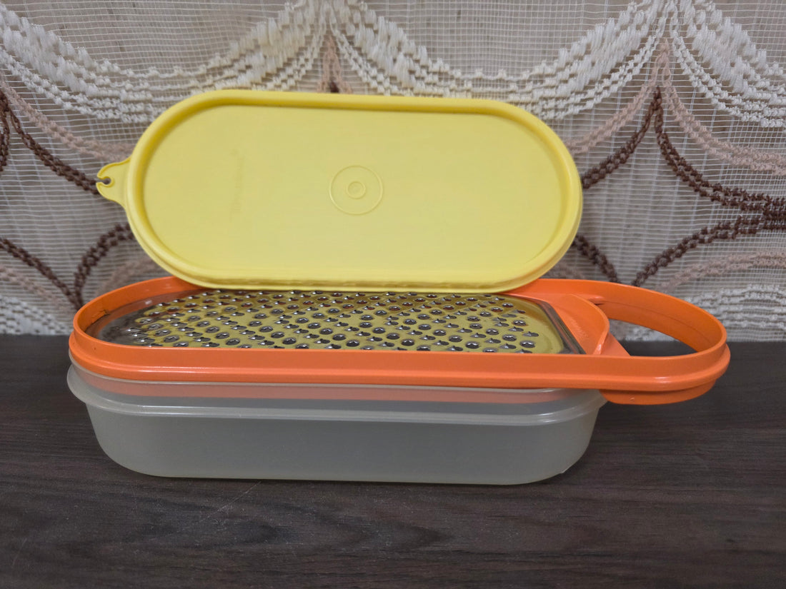 Vintage Tupperware rasppaardje met metalen rasp en geel deksel