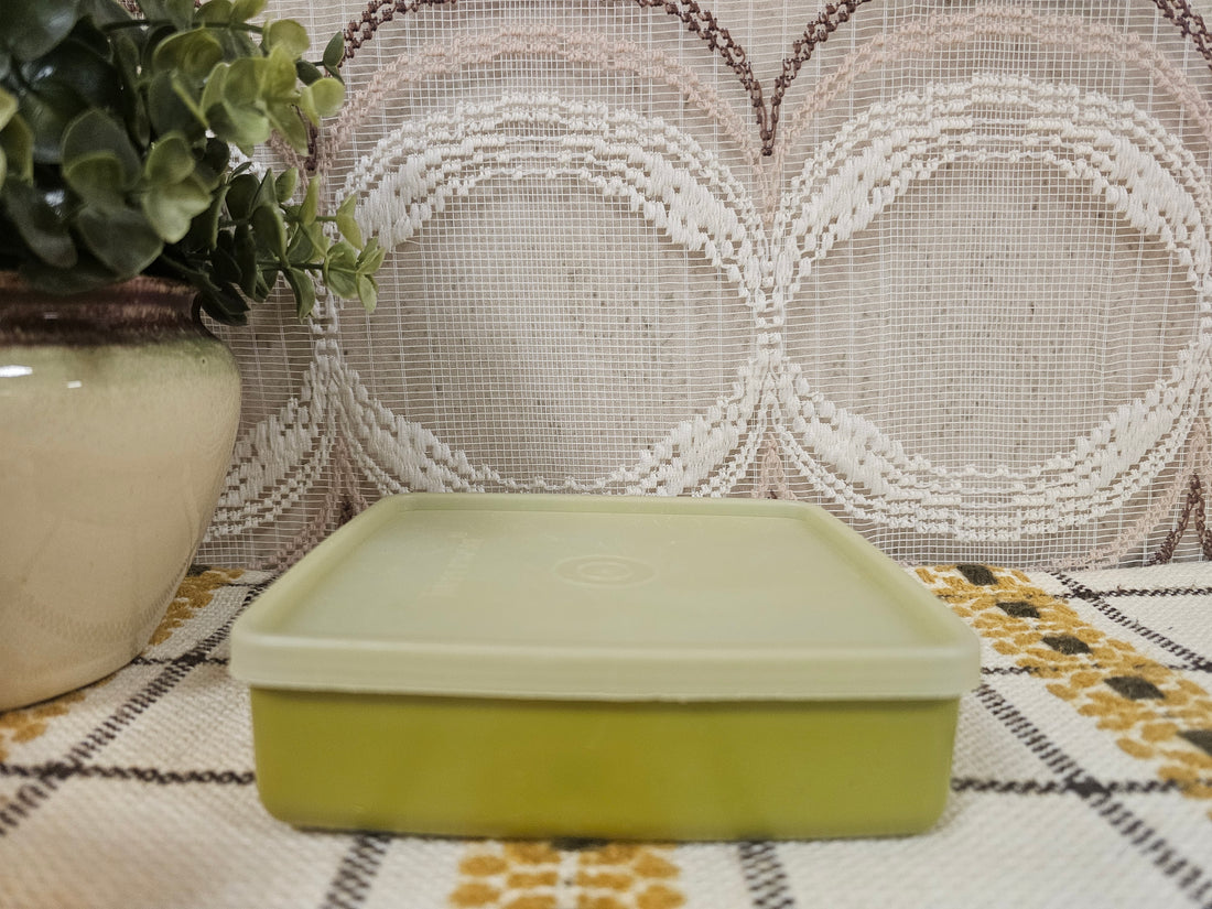 Olijfgroen vintage Tupperware bakje met deksel uit de jaren 70, formaat 12,5 x 13,5 x 4 cm