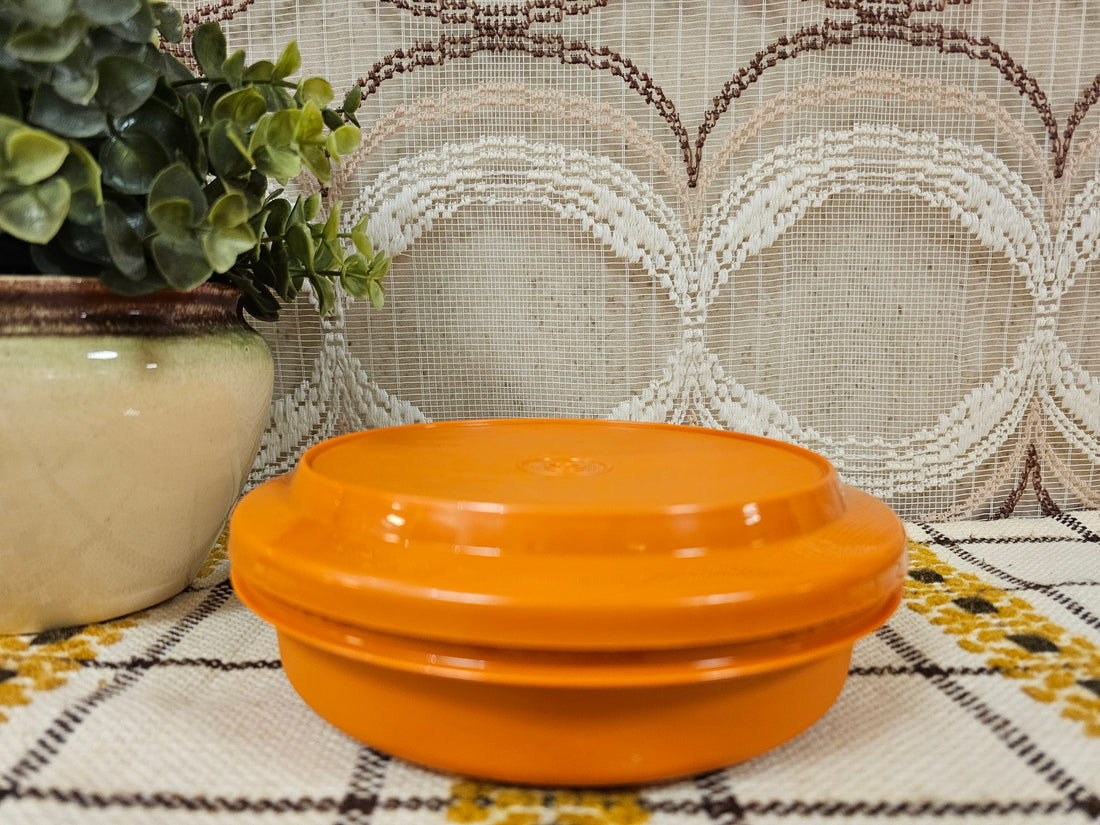 Vintage Tupperware oranje trommel uit de jaren 70, gesloten met deksel