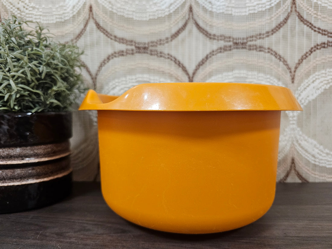 Vintage Tupperware beslagkom oranje 3 liter uit de jaren 70, met lichte gebruikerssporen.