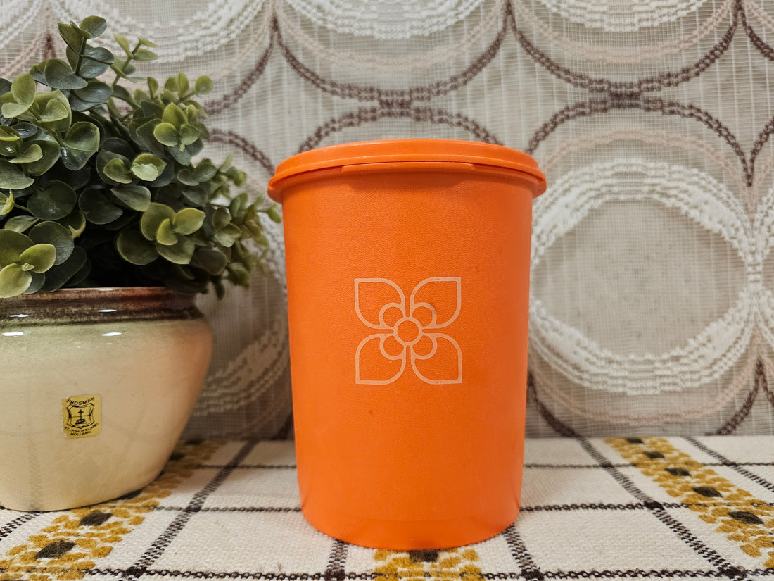 Tupperware oranje voorraad bus 15,5 cm