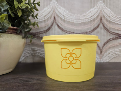 Tupperware trommel in lichtgeel met bloemopdruk en sterdeksel, 8 cm hoog en 12 cm breed