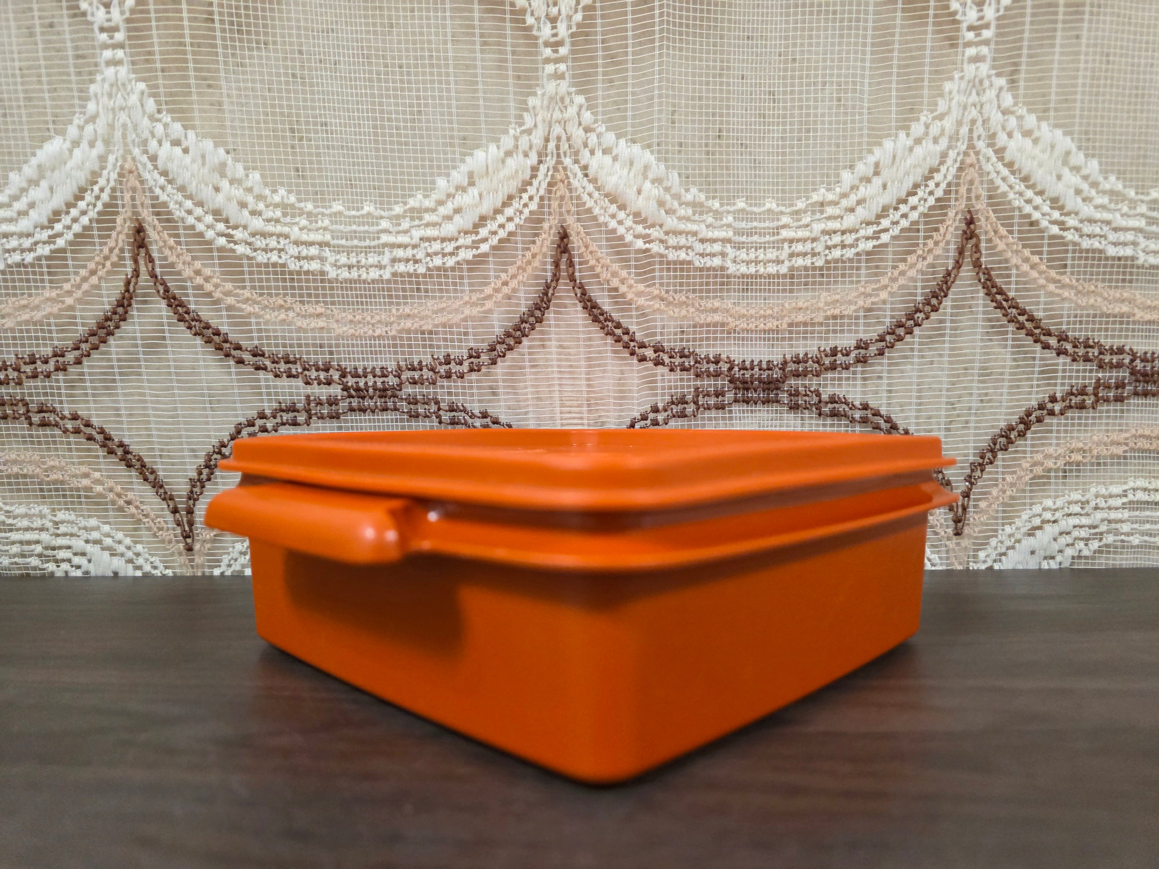 Tupperware vierkant bakje met deksel in roestoranje 15 x 15 cm en 6 cm hoog