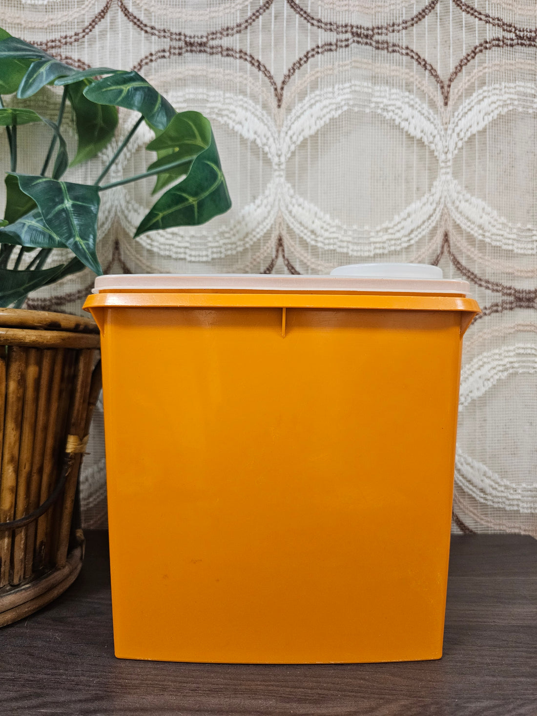 Vintage Tupperware voorraadbus oranje met strooiklep, ideaal voor cornflakes of pasta, 21 cm hoog en 11 cm breed