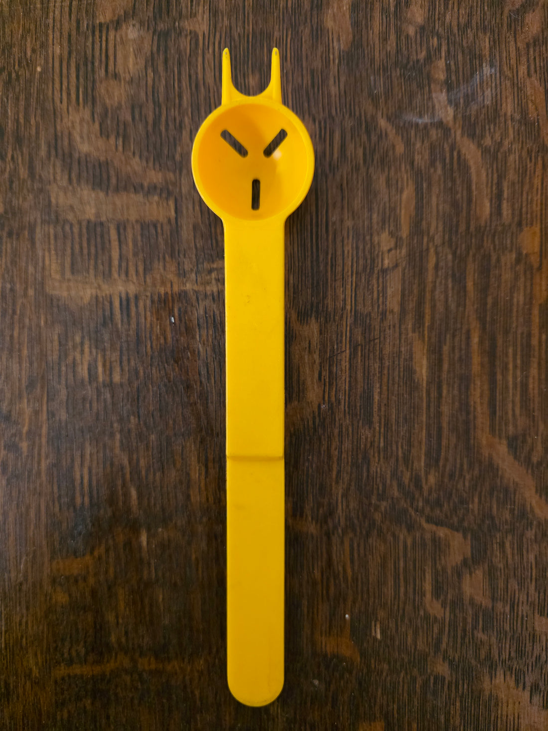 Geel Tupperware zuurkatje voor augurken en ingelegde groenten