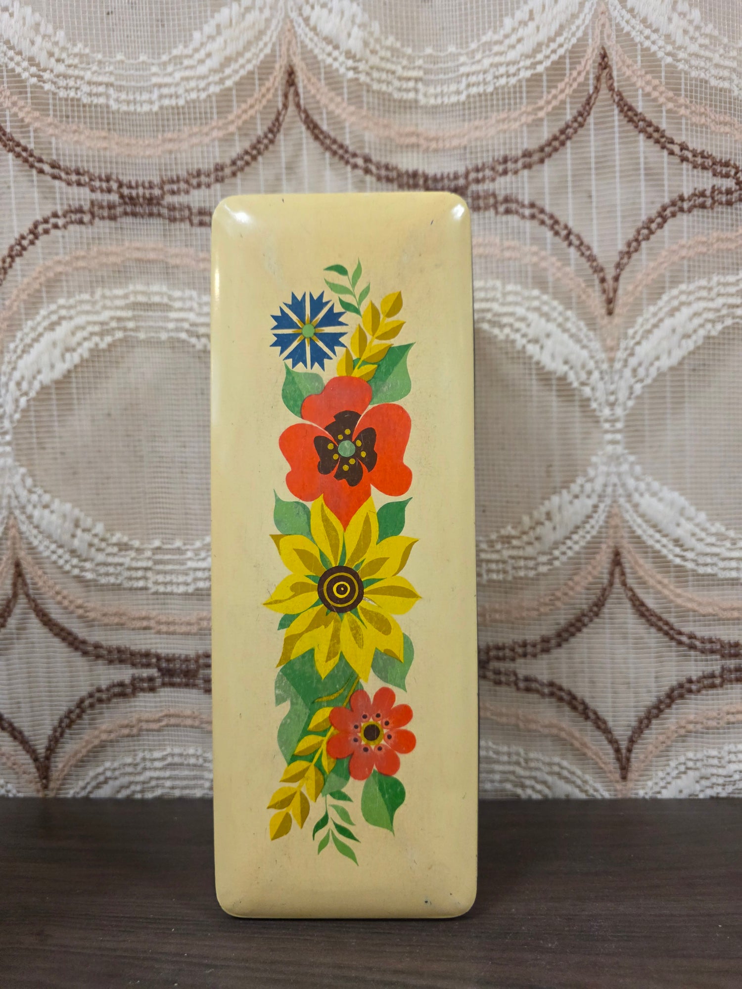 Vintage Verkade ontbijtkoekblik met kleurrijke bloemenprint op crèmekleurige achtergrond, 28,5 x 10 x 9,5 cm.