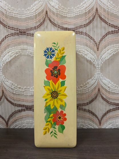 Vintage Verkade ontbijtkoekblik met kleurrijke bloemenprint op crèmekleurige achtergrond, 28,5 x 10 x 9,5 cm.