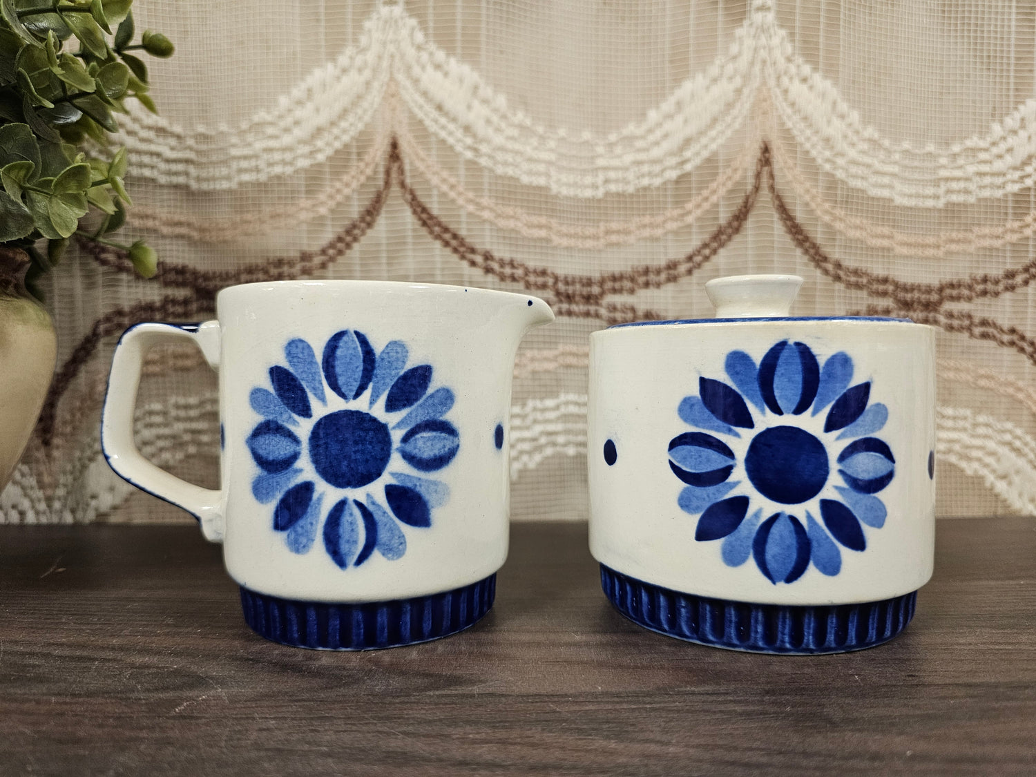 Villeroy &amp; Boch Delta roomstel wit met blauw bloemmotief melkkan en suikerpot