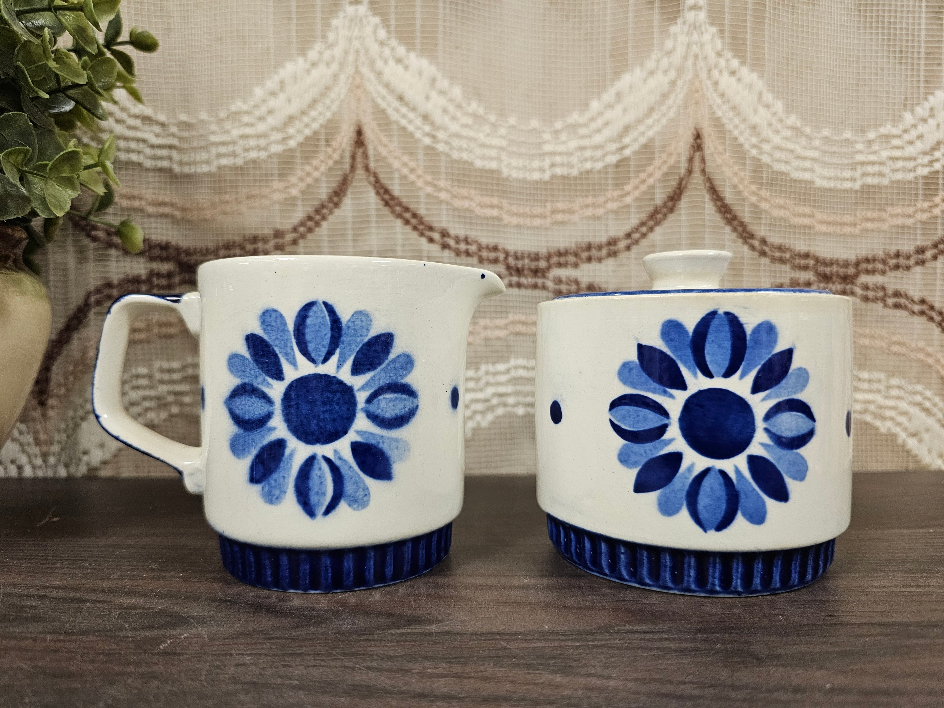 Villeroy &amp; Boch Delta roomstel wit met blauw bloemmotief melkkan en suikerpot