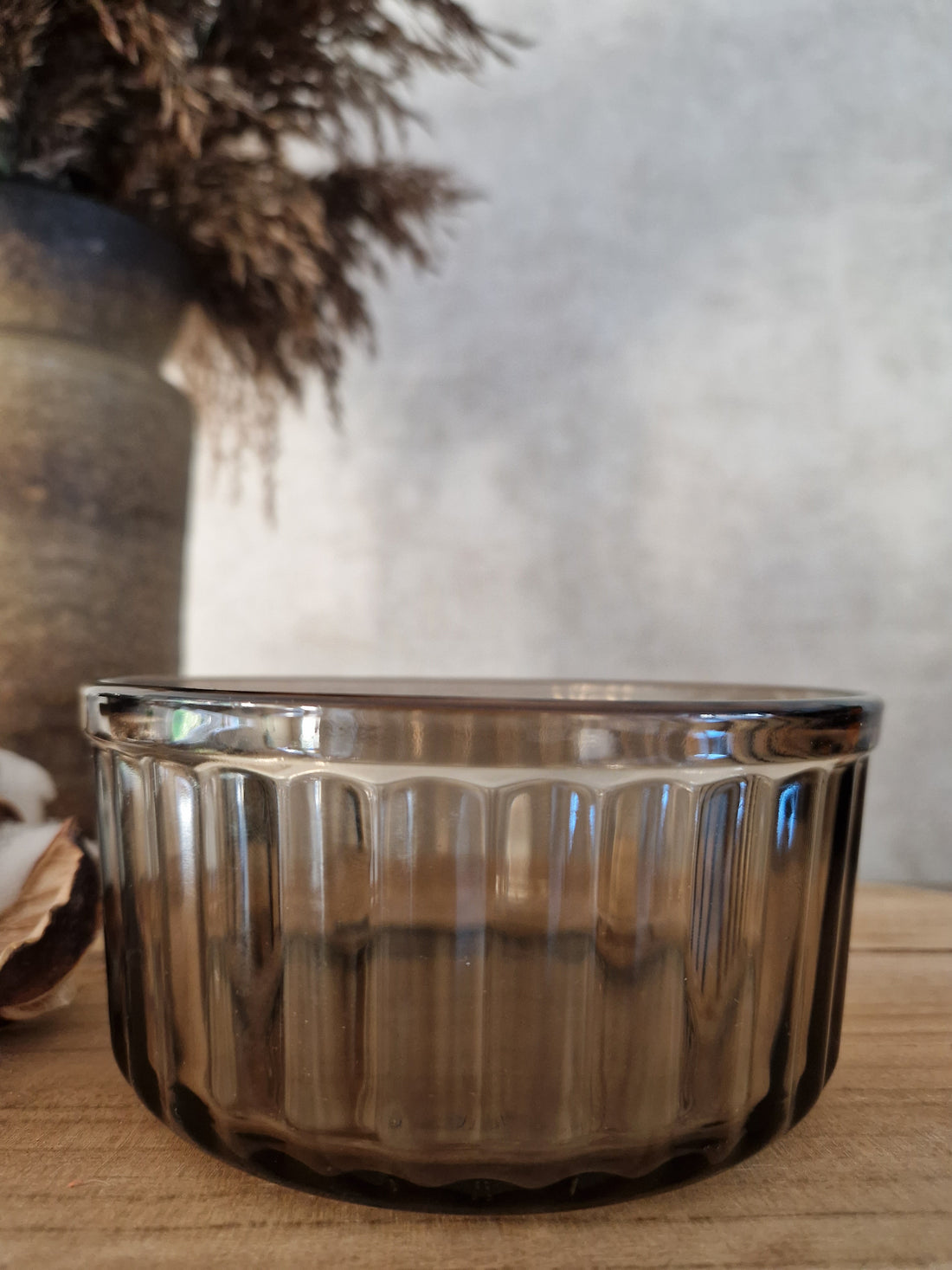 Vintage Arcopal Rookglas schaal met geribbelde rand.