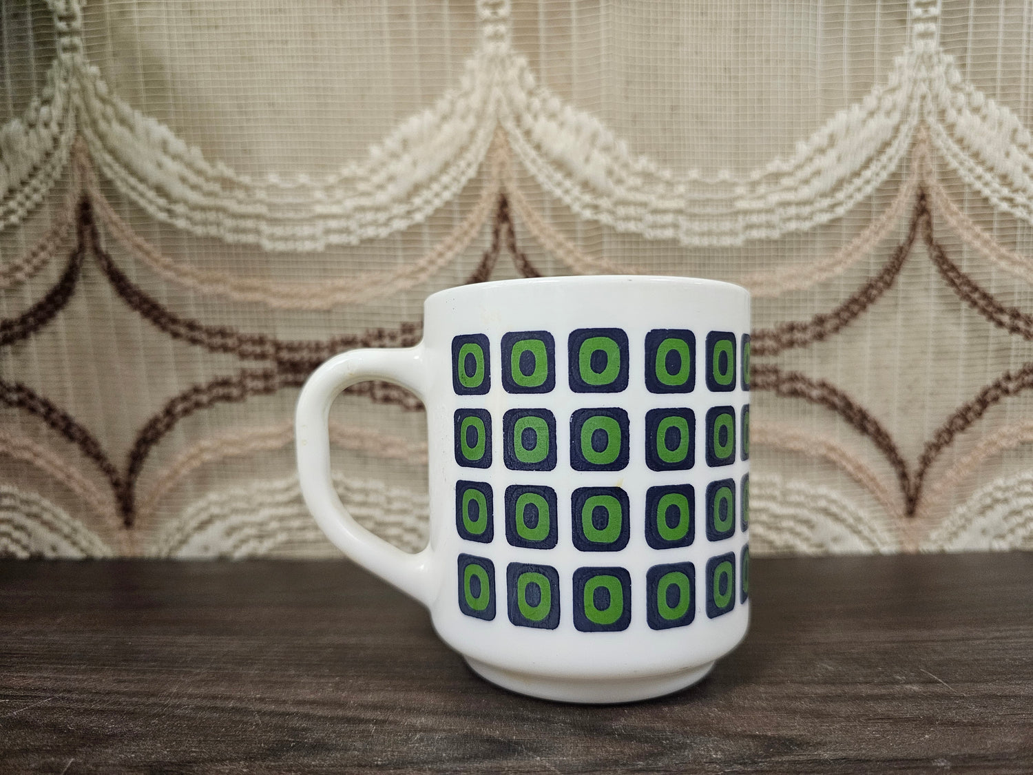 Vintage Arcopal mok met blauw groen geometrisch patroon