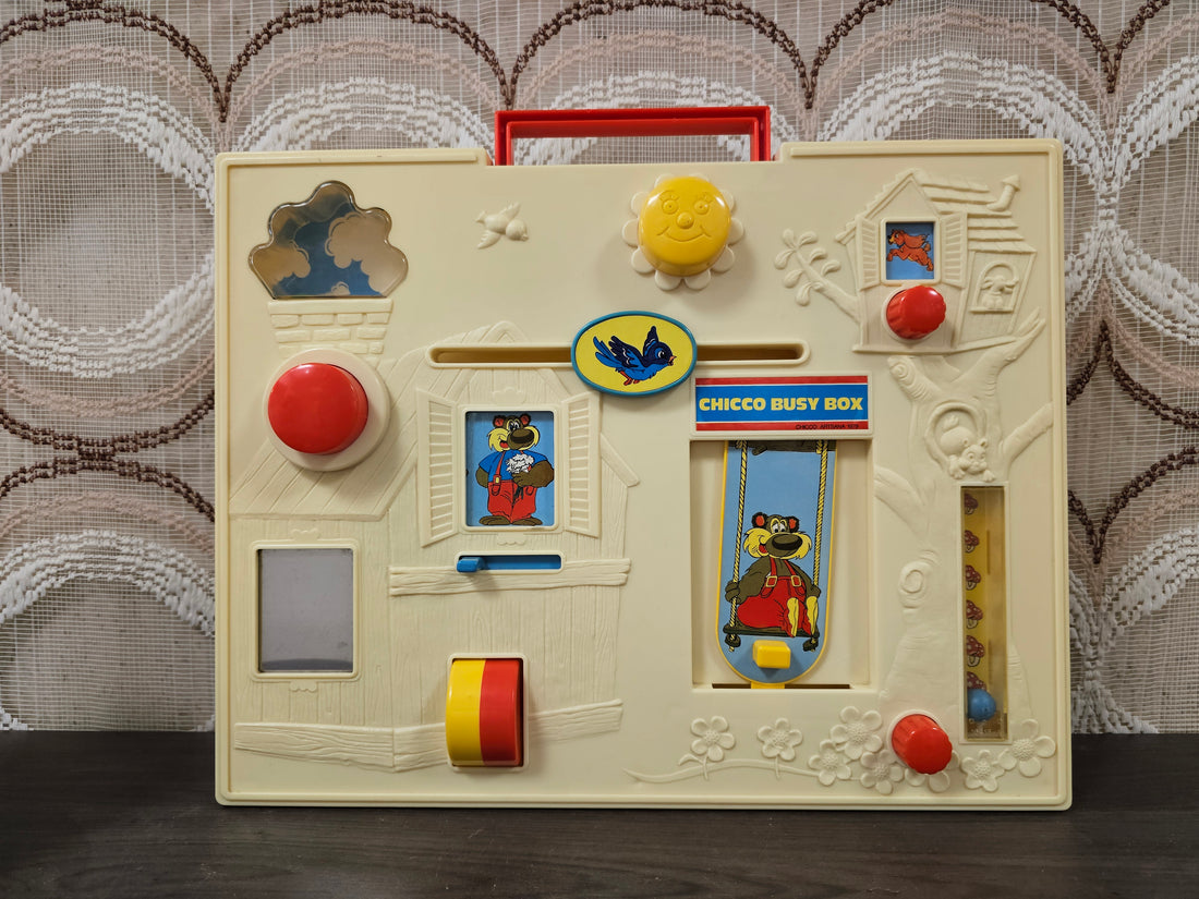 Vintage Chicco busy box speelgoed met draaiknoppen en schuifjes, kleurrijk retro item in de stijl van het Fisher Price activity center