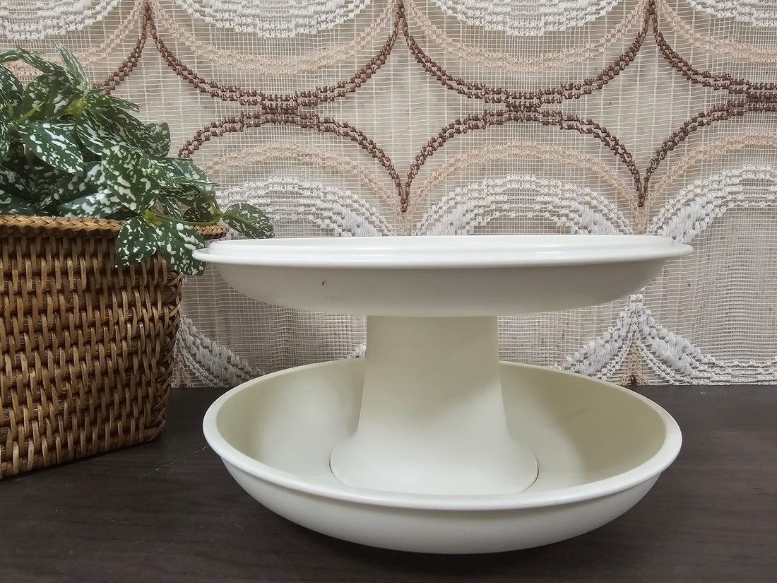 Vintage Tupperware etagère met omkeerbare deksel, 13 cm hoog en 18 cm breed, ideaal voor het serveren van hapjes of traktaties.