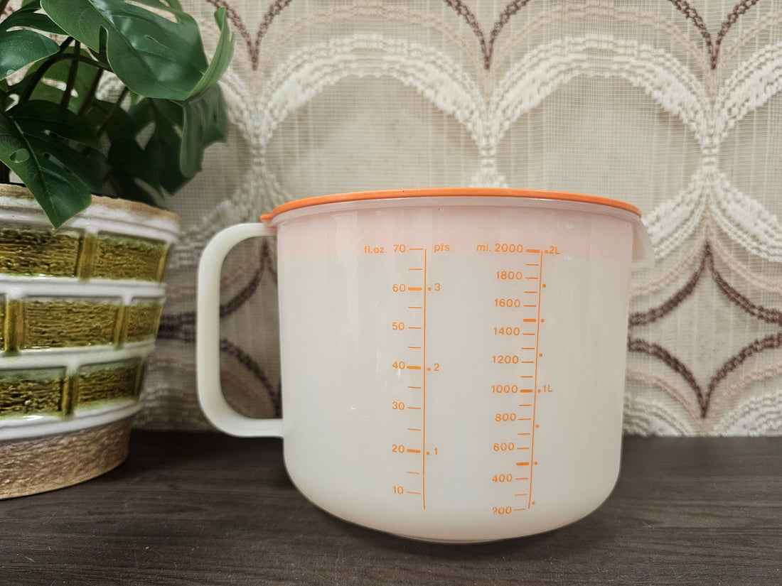 Vintage Tupperware maatbeker met oranje deksel en handvat, 2 liter