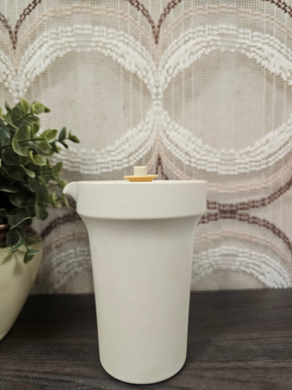 Tupperware kannetje met schenktuit en 13,5 cm hoog