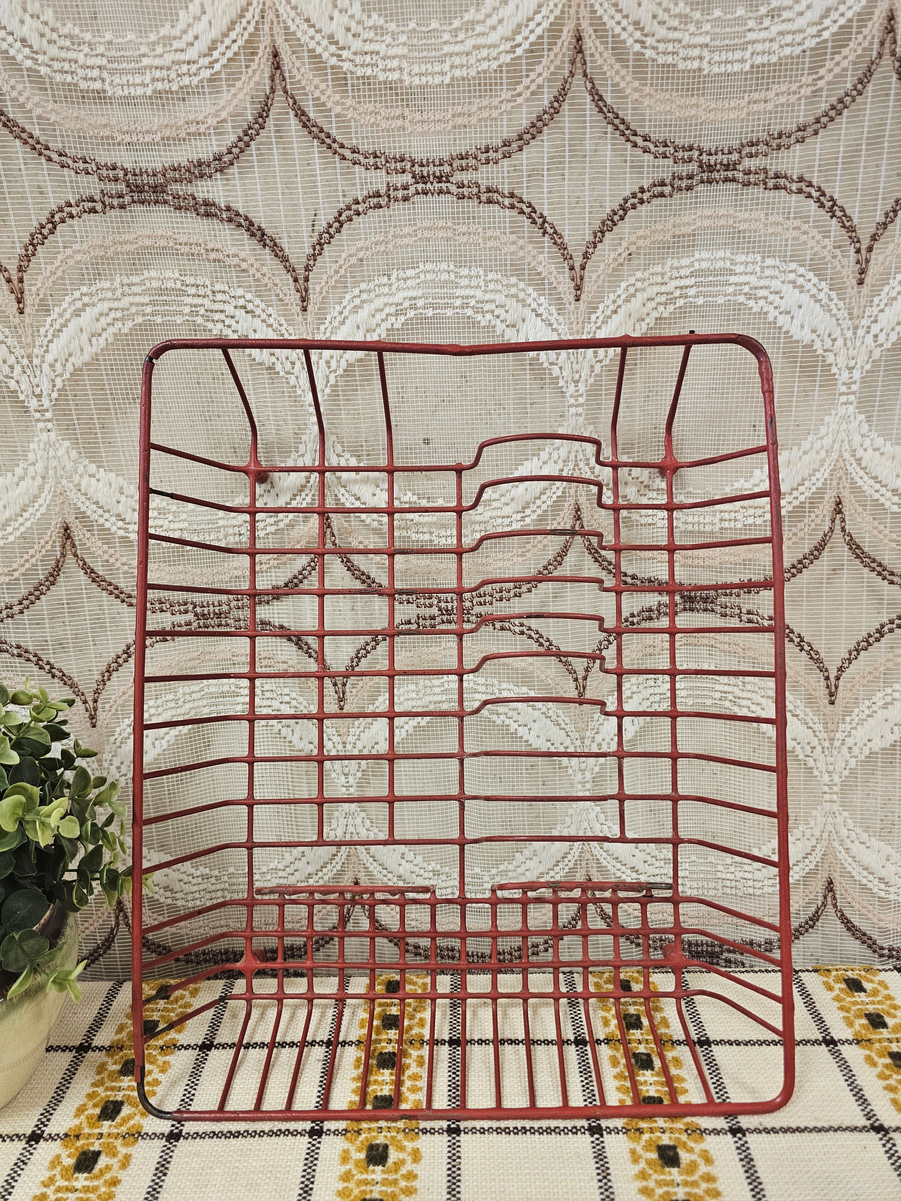 Vintage rood metalen afdruiprek uit de jaren ’70 – 34 cm breed, 40,5 cm diep