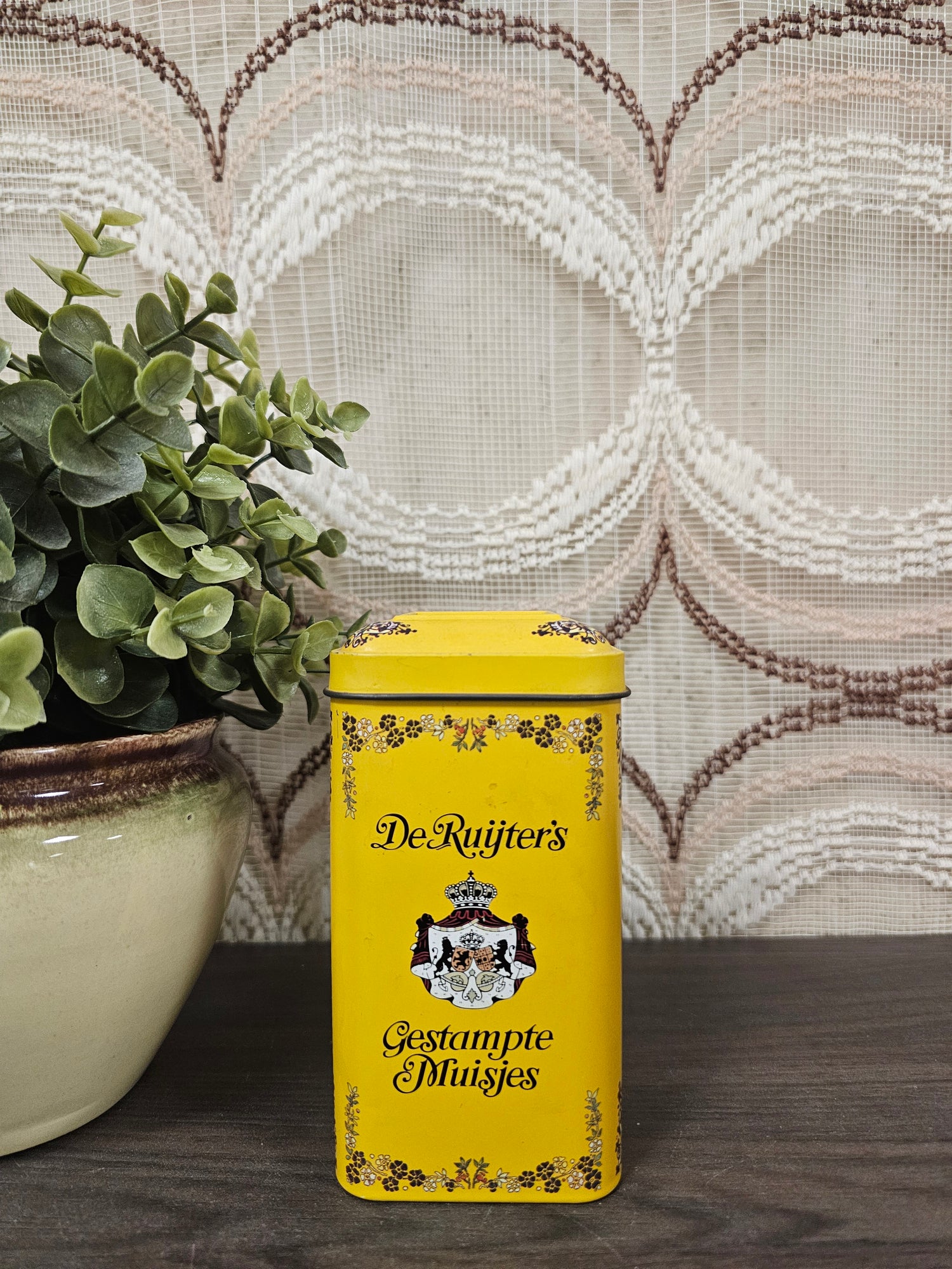 Geel vintage blik van De Ruijter voor gestampte muisjes – met familiewapen en kindertekening – metalen bewaardoos