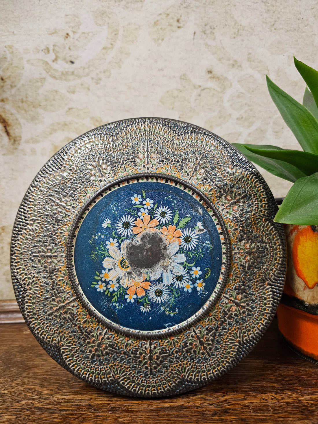 Vintage metalen blik met mozaïekmotief en gekleurde kraaltjes uit de jaren 60