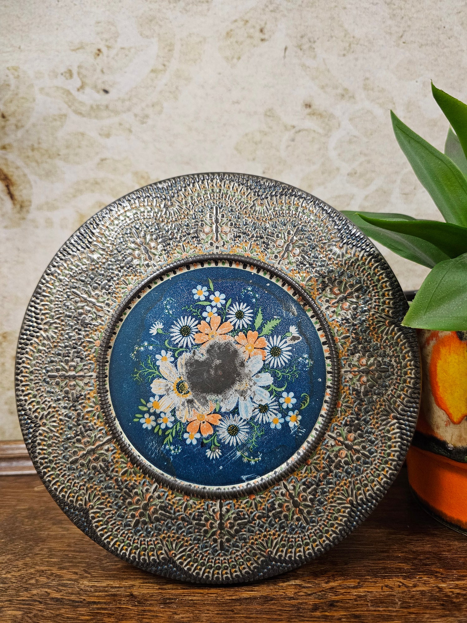 Vintage metalen blik met mozaïekmotief en gekleurde kraaltjes uit de jaren 60