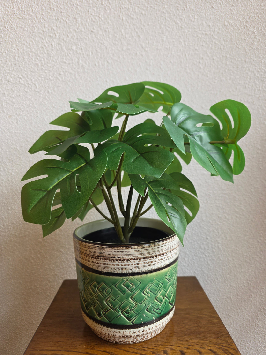 Vintage groene bloempot met reliëf decor en sierlijke details
