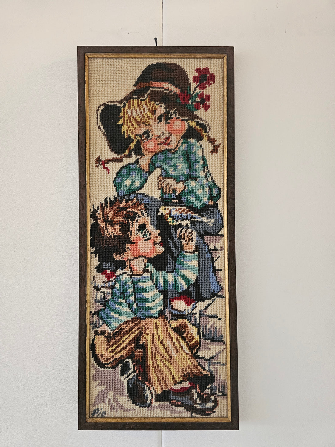 Vintage geborduurd schilderij met twee kinderen in kruissteek, jaren 70 – 50 x 21 cm wanddecoratie