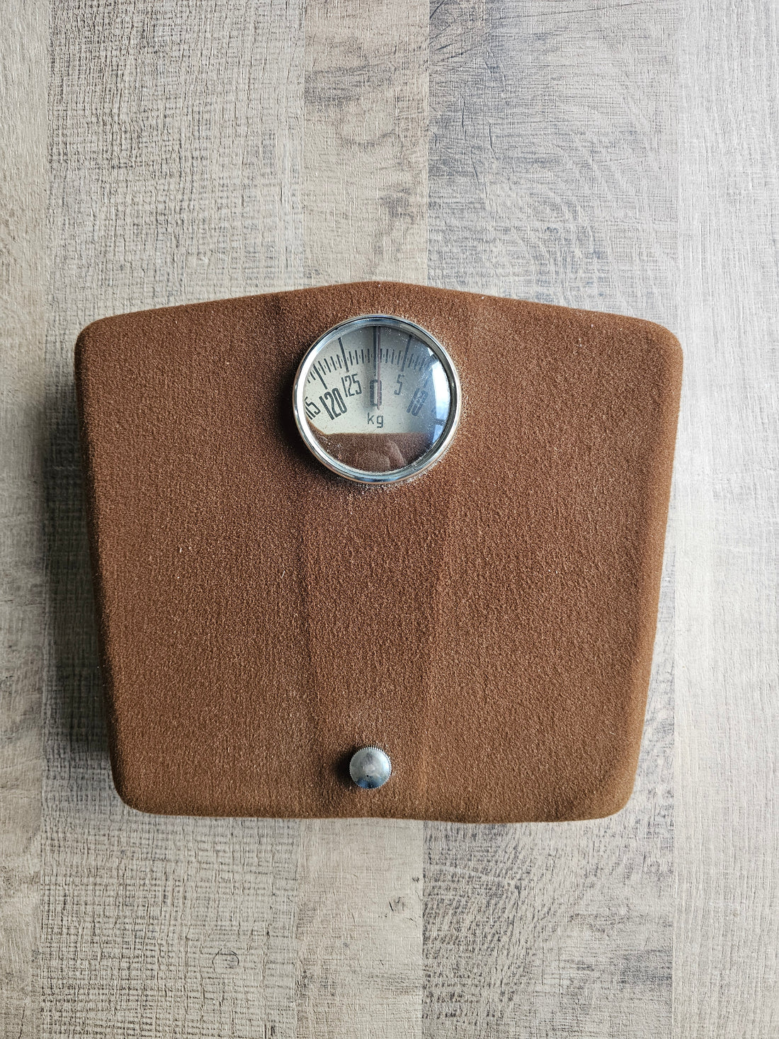 Vintage Brabantia personenweegschaal met zachte bruine stof bekleed