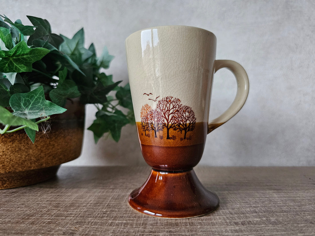 Vintage bruine koffie beker met bomen