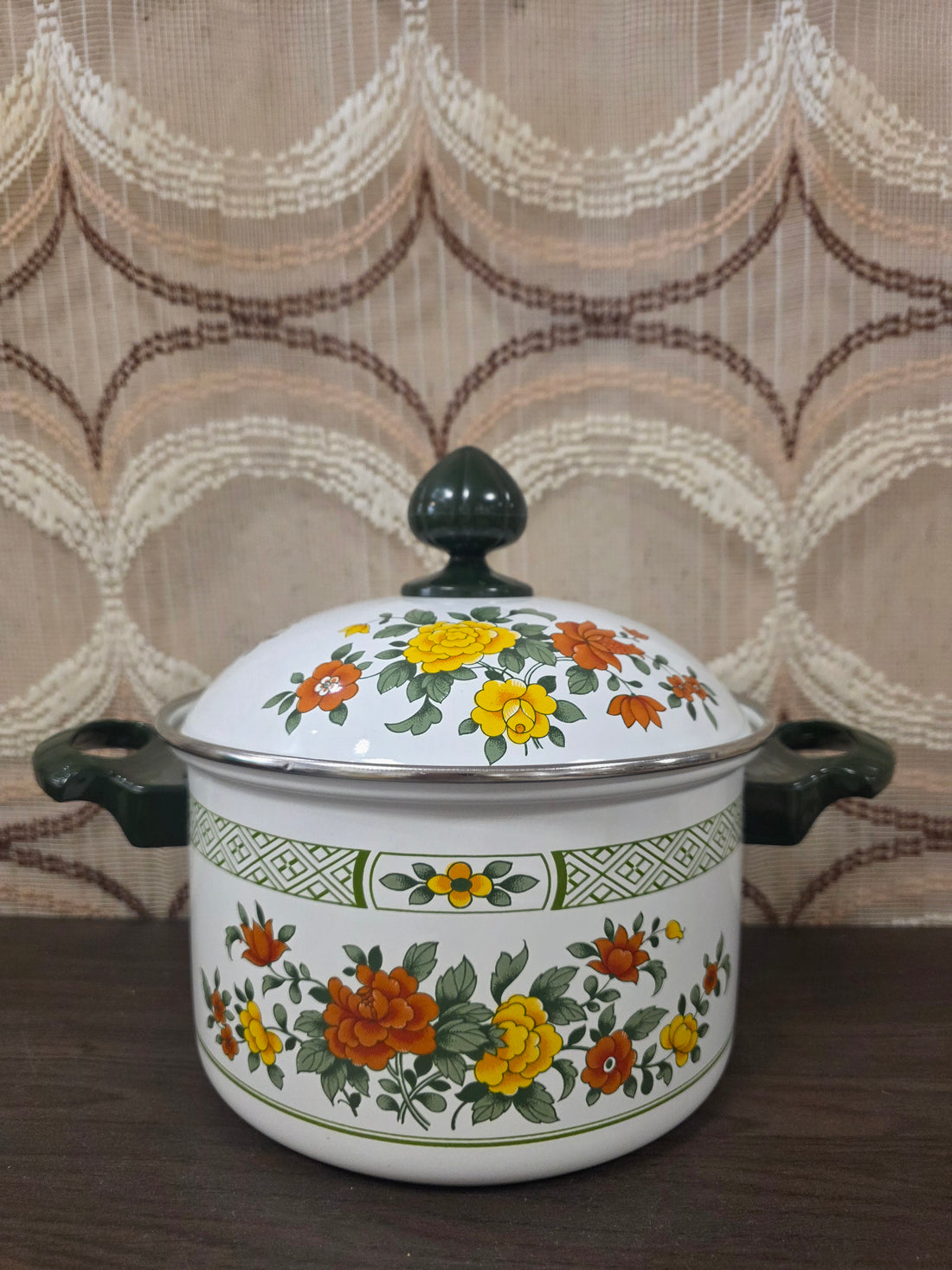 Vintage emaille kookpan met deksel en oranje geel bloemendecor