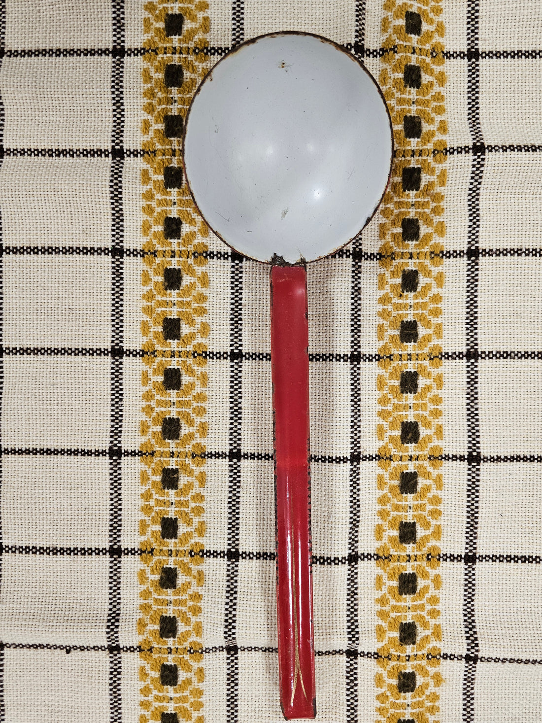 Vintage emaille soeplepel in rood met witte binnenkant – decoratief met slijtage – niet meer geschikt voor gebruik