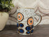 Vintage gespikkelde mok met blauw-oranje bloemenmotief, 9,5 cm hoog