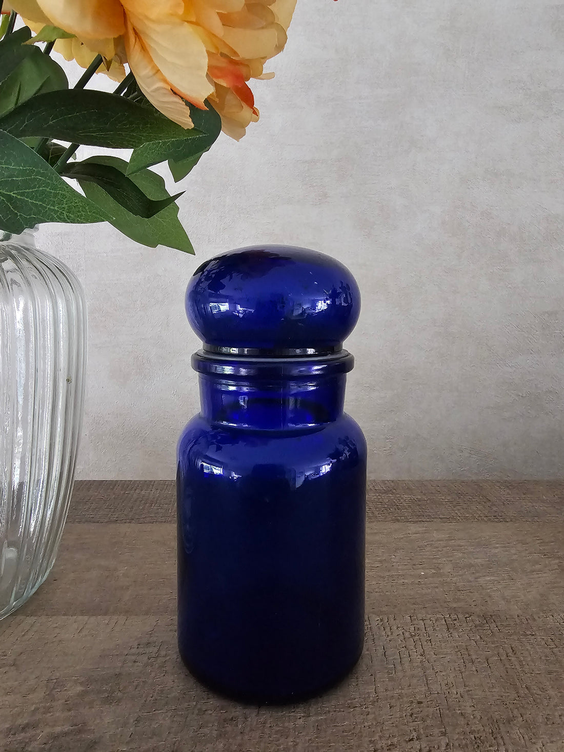 Vintage glazen blauwe apothekerspot stolpfles