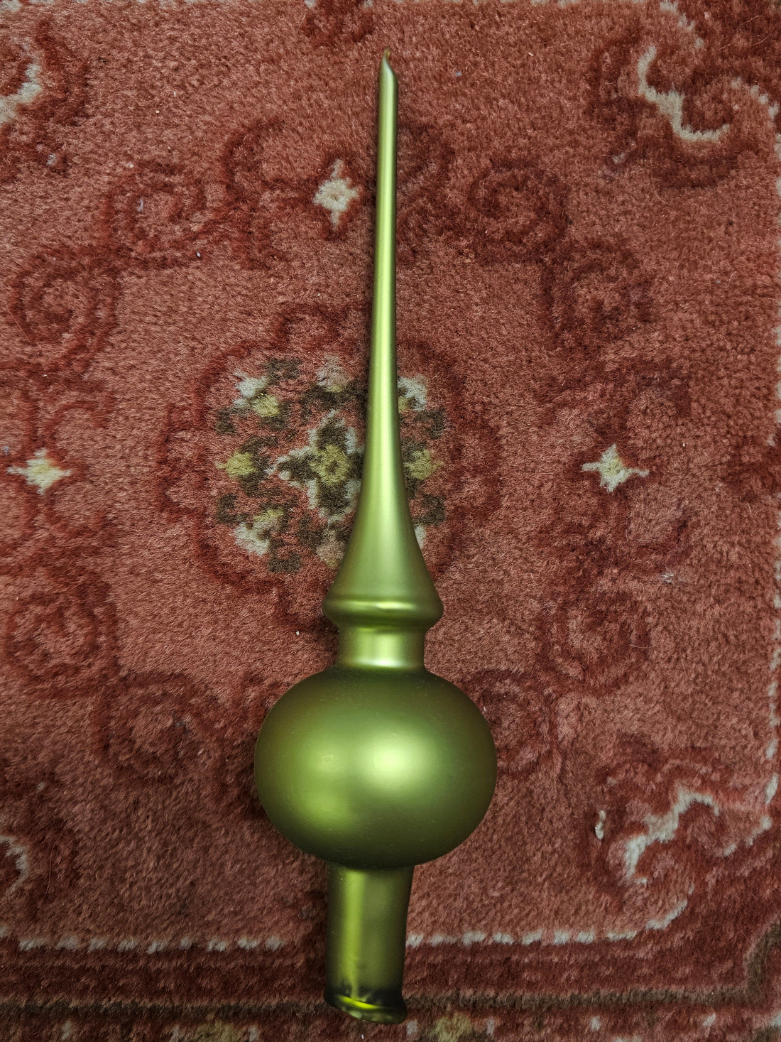 Vintage glazen kerstpiek in matgroen kleur met bolvormige basis