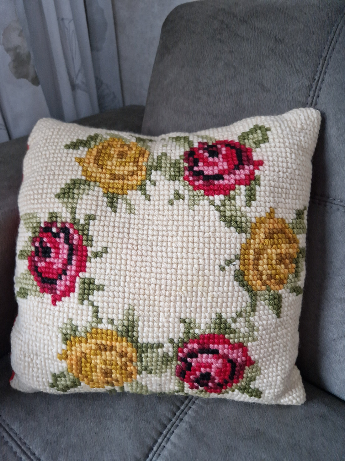 Vintage handgeborduurd kussen rode / gele rozen