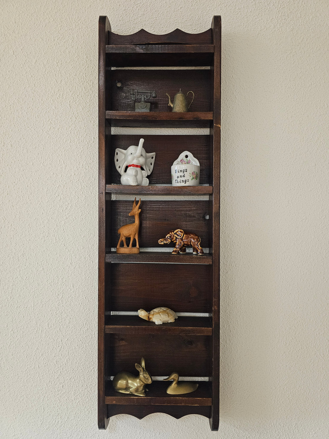 Vintage houten baksteenmal van 76 cm gebruikt als decoratief wandrek met meerdere vakken.