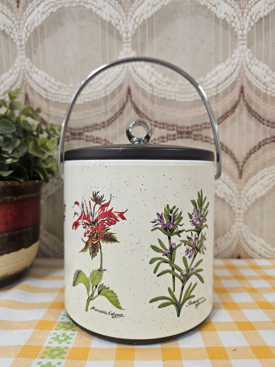 Vintage ijsemmer met bloemenmotief en inzetrekje voor smeltwater, 15 cm hoog en 14,5 cm in diameter.