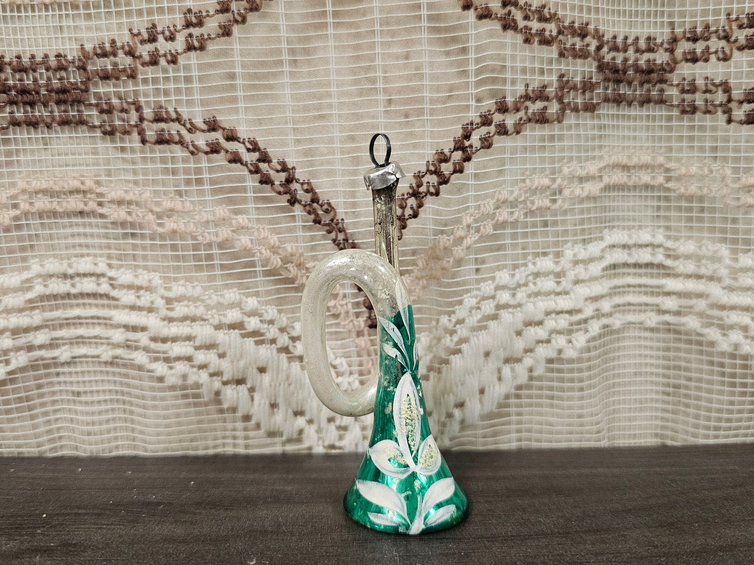 Vintage glazen kersttrompet groen met witte bloem en gebruikssporen