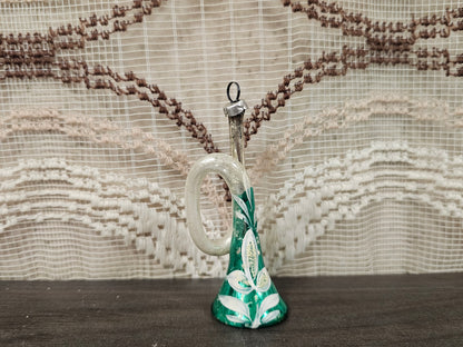 Vintage glazen kersttrompet groen met witte bloem en gebruikssporen