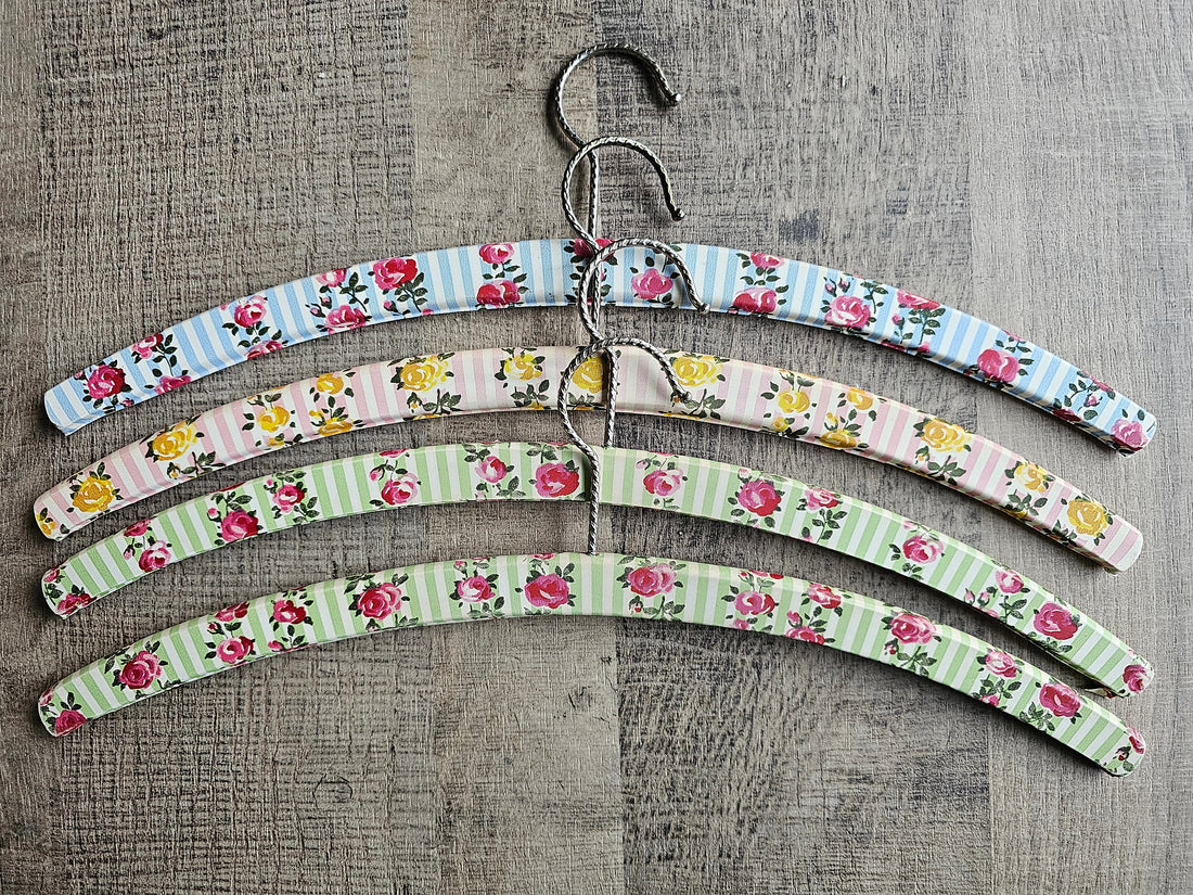 Vintage kledinghangers pastelkleuren gestreept met roosjes