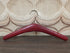 Vintage rode kledinghanger met slangenprint en metalen haak