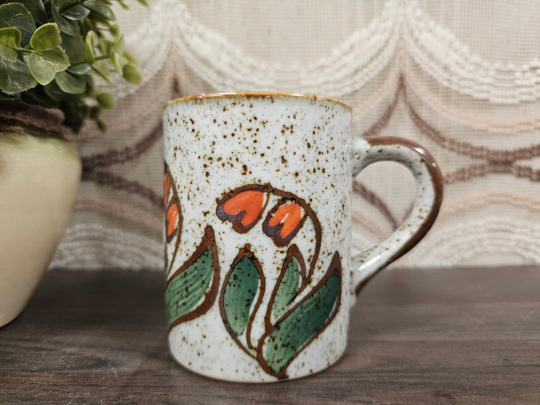 Vintage gespikkelde mok met handgeschilderde oranje bloemen, 9,5 cm
