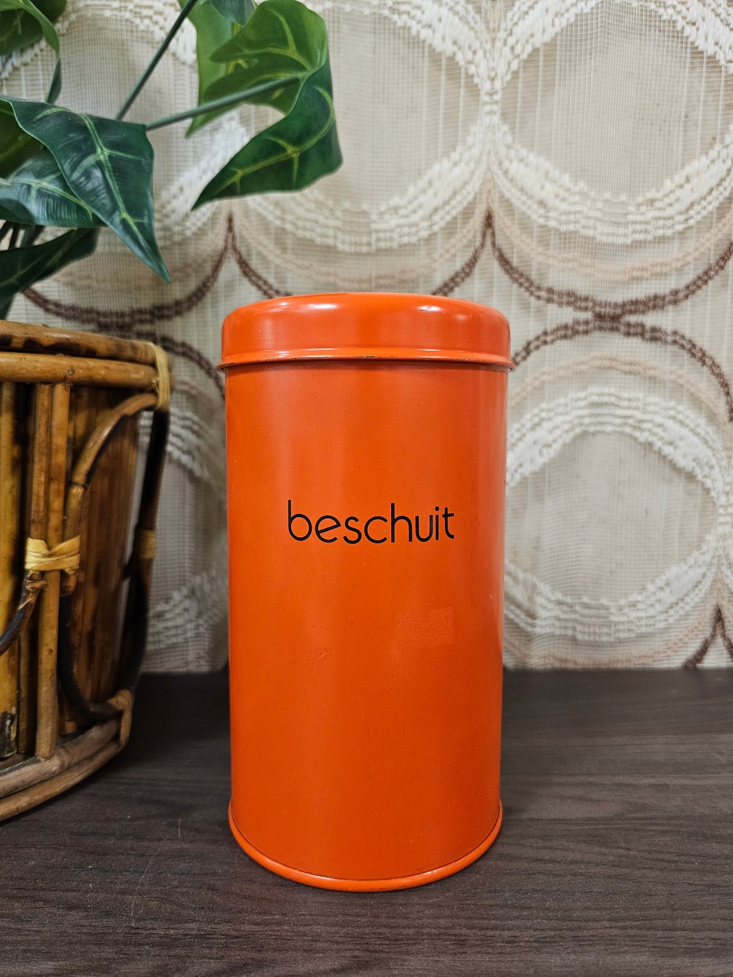 Vintage oranje beschuitblik met zwarte tekst “BESCHUIT” – jaren 70