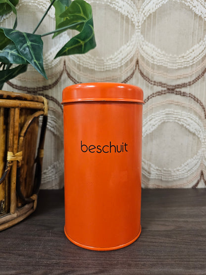 Vintage oranje beschuitblik met zwarte tekst “BESCHUIT” – jaren 70