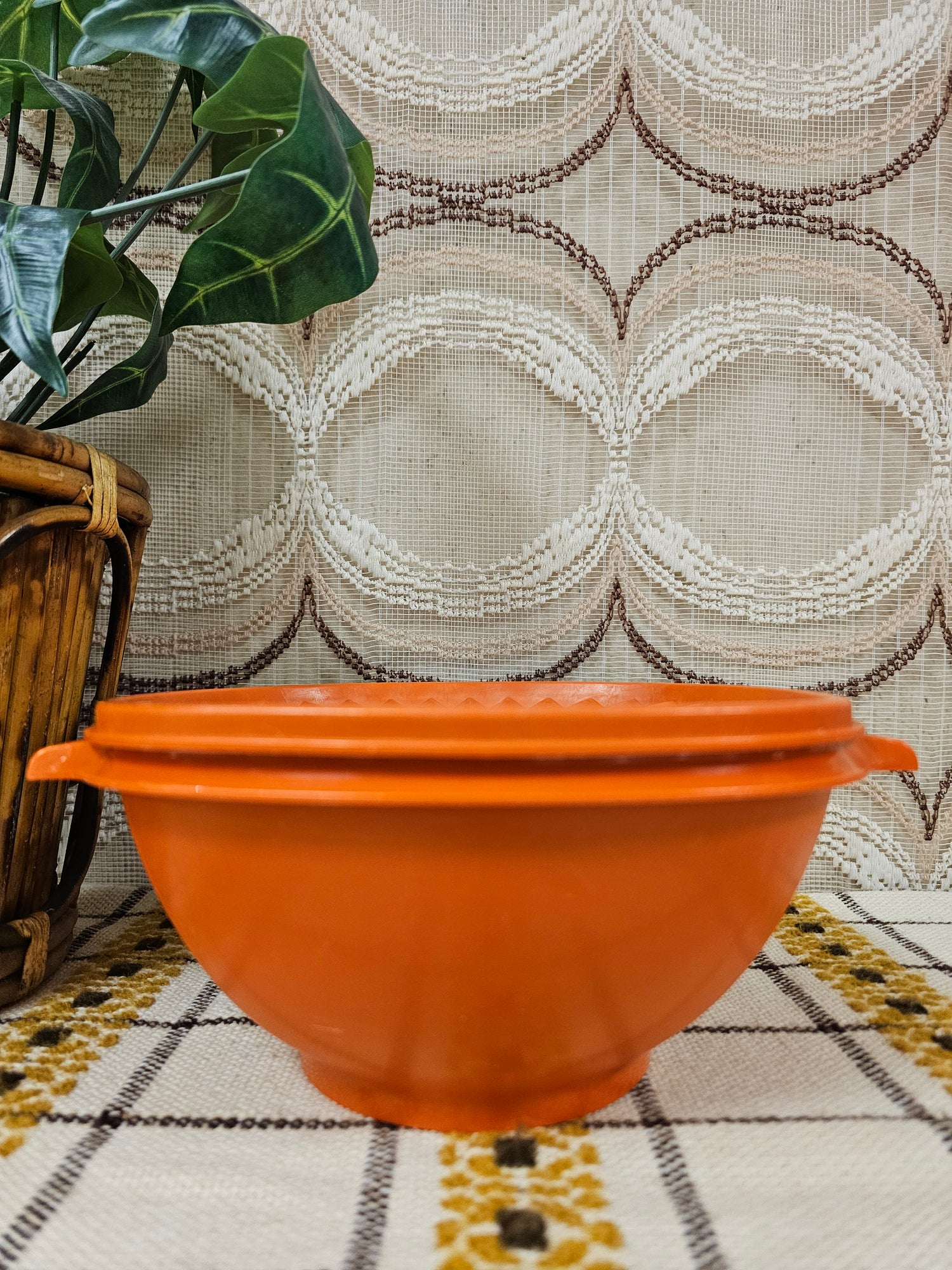 Vintage oranje Tupperware kom met zonnedeksel uit de jaren ’70, kunststof kom met deksel, 11 cm hoog, 20 cm diameter.