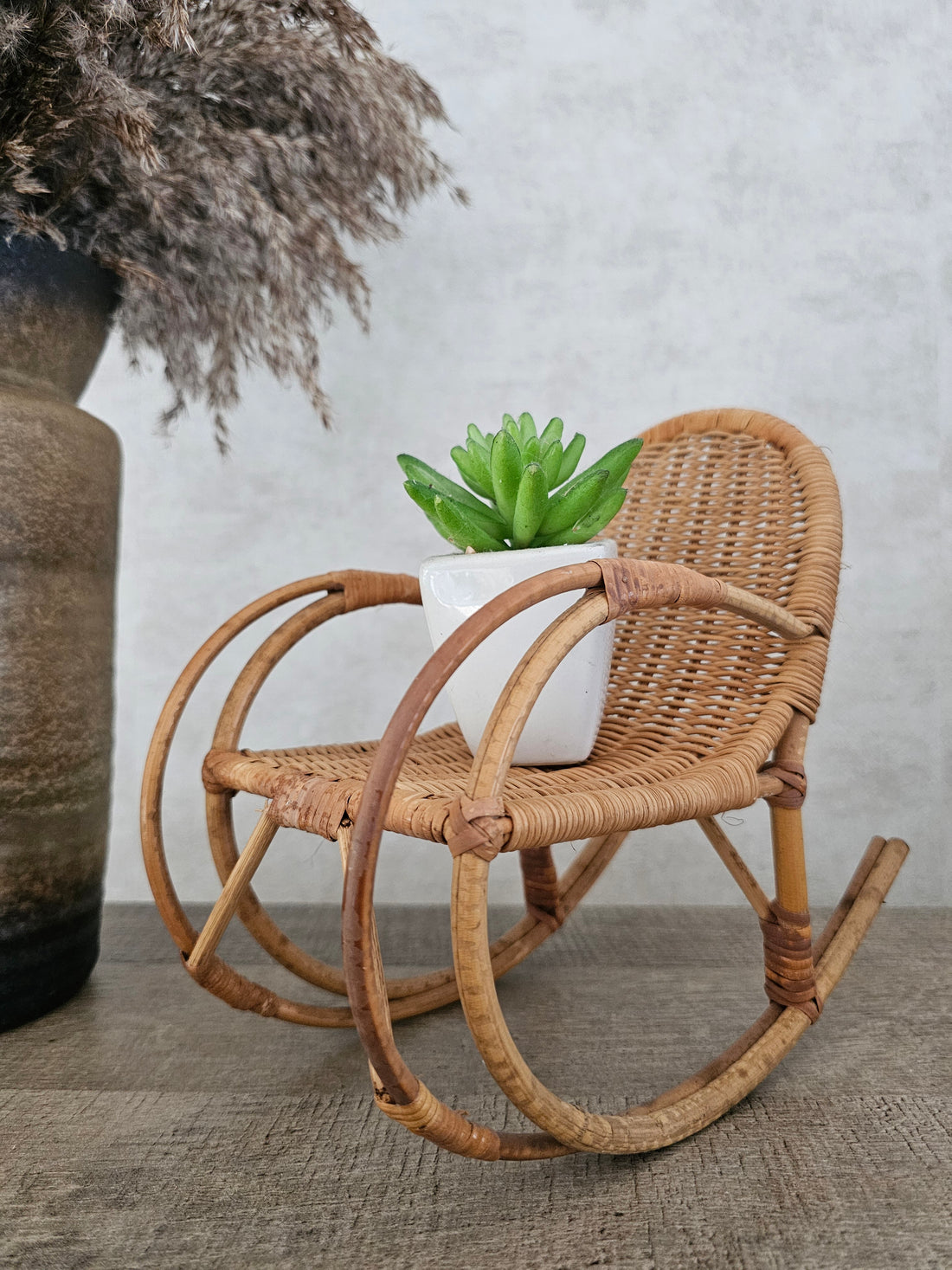 Vintage poppen schommelstoel