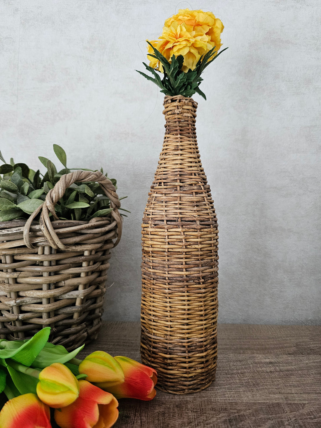 Vintage rieten fles vaas