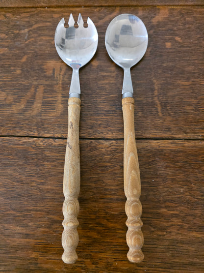 Vintage saladebestek met houten handgrepen en metalen lepel en vork