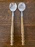Vintage saladebestek met houten handgrepen en metalen lepel en vork