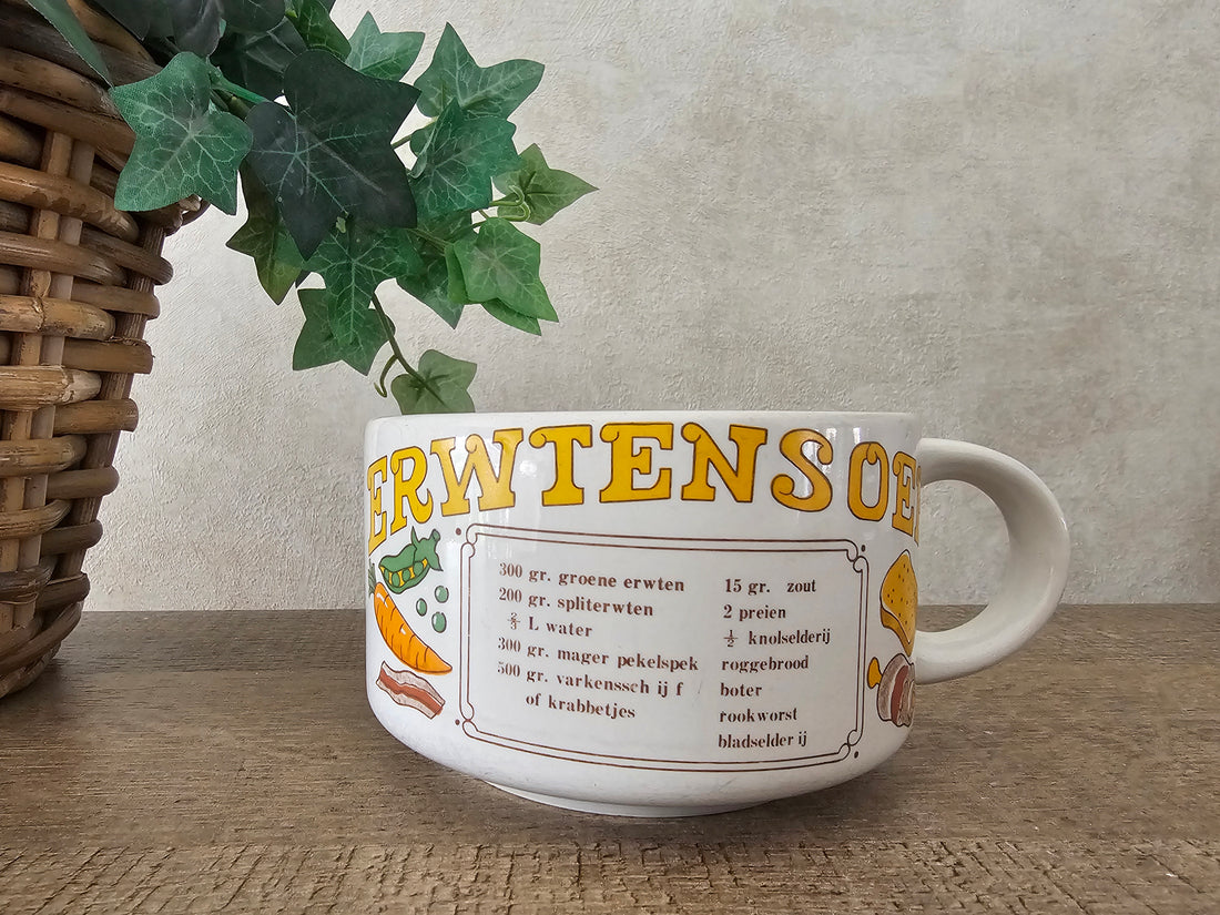 Vintage grote soepkom met recept voor erwtensoep