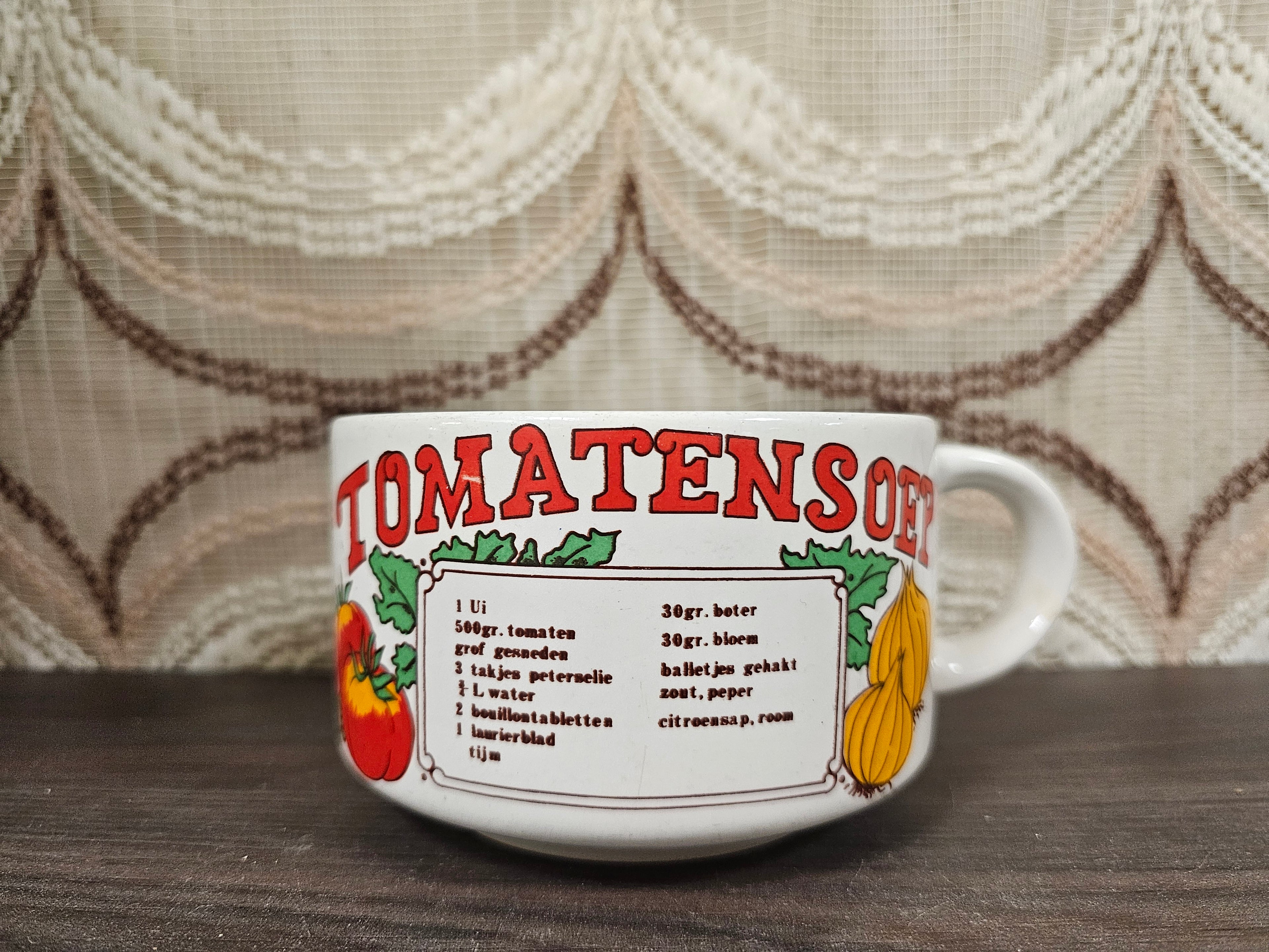 Vintage soepkom tomatensoep met gedrukt recept en illustraties